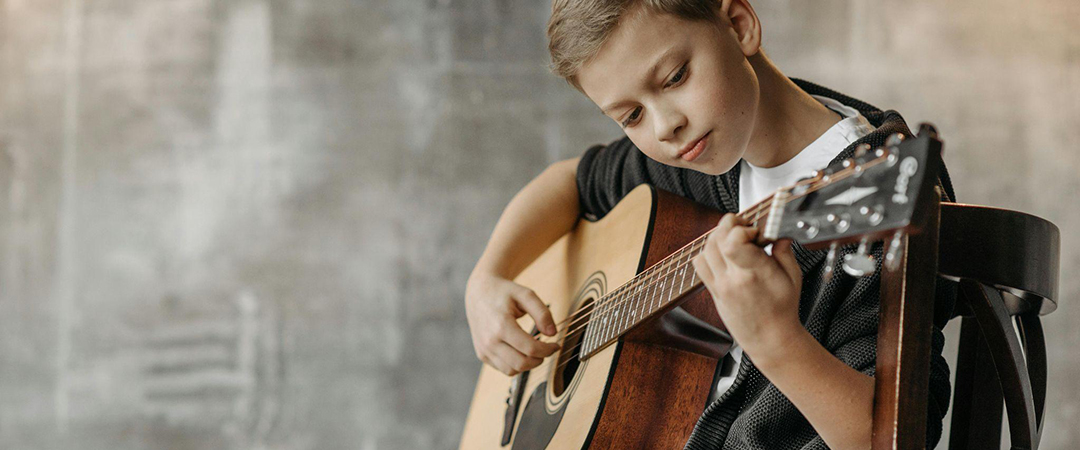 A child playing Jingle Bells on the piano.